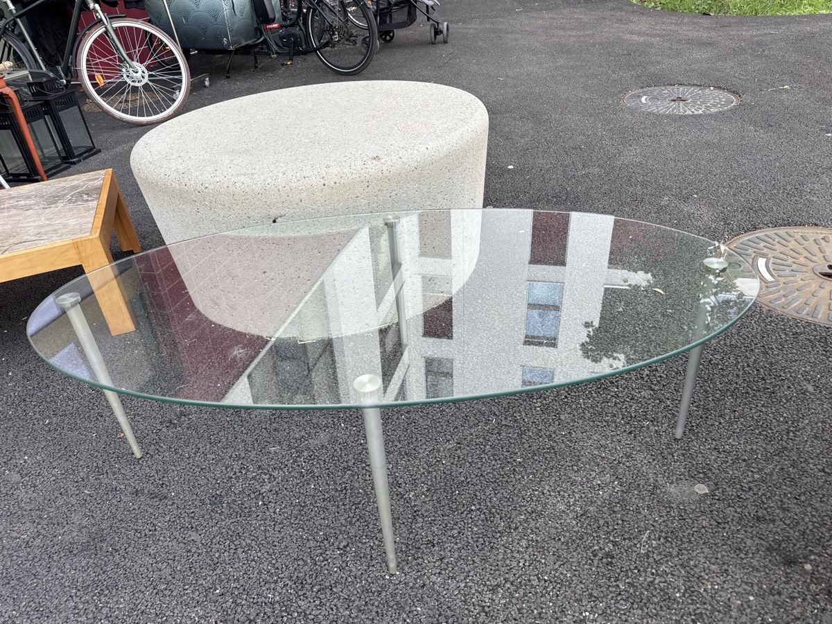Tische: Ovaler Salontisch aus Glas – Gebraucht aus Zürich von Brockiwelt 1