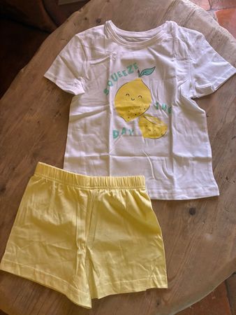 Schönes Pyjama Gr. 116, Neu