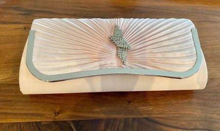 Clutch rosé mit Silberapplikation