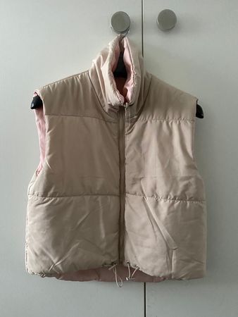 Stepp Gilett beige mit altrosa Innenfutter