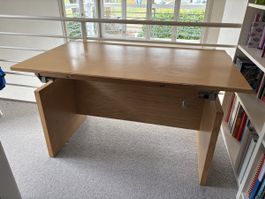 Höhenverstellbarer Schreibtisch
