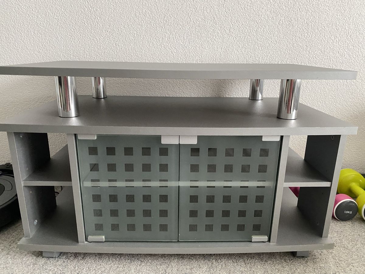 Mobili TV: TV-Möbel mit Glastüren, grau – Usato da Rickenbach Sulz venduto da mir_5z2z