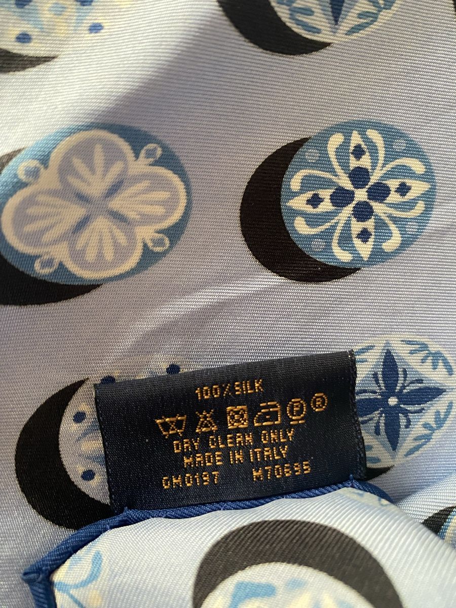Louis Vuitton Foulards, Tücher & Schals: Carré soie Louis Vuitton bleu  – Gebraucht aus Corsier GE von tanamera 4