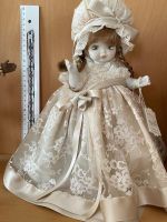 Porzellandoll Sammlerpuppe im Spitzenkleid