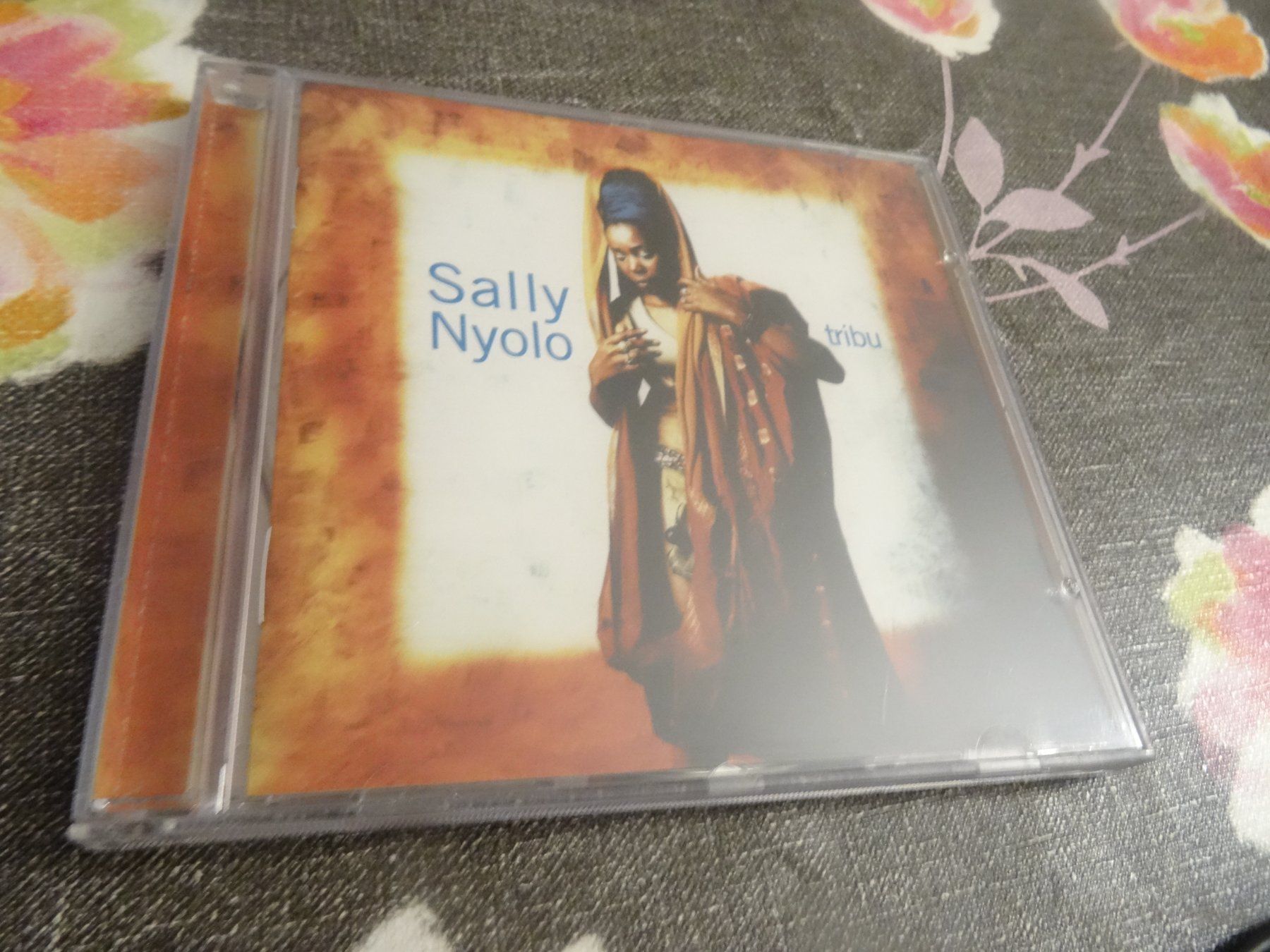 CD: Sally Nyolo - Tribu CD – Usato da Olten venduto da Disc-Ausverkauf
