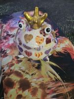 Froschkönig mit goldener Krone, Keramikfigur pomme-pedou