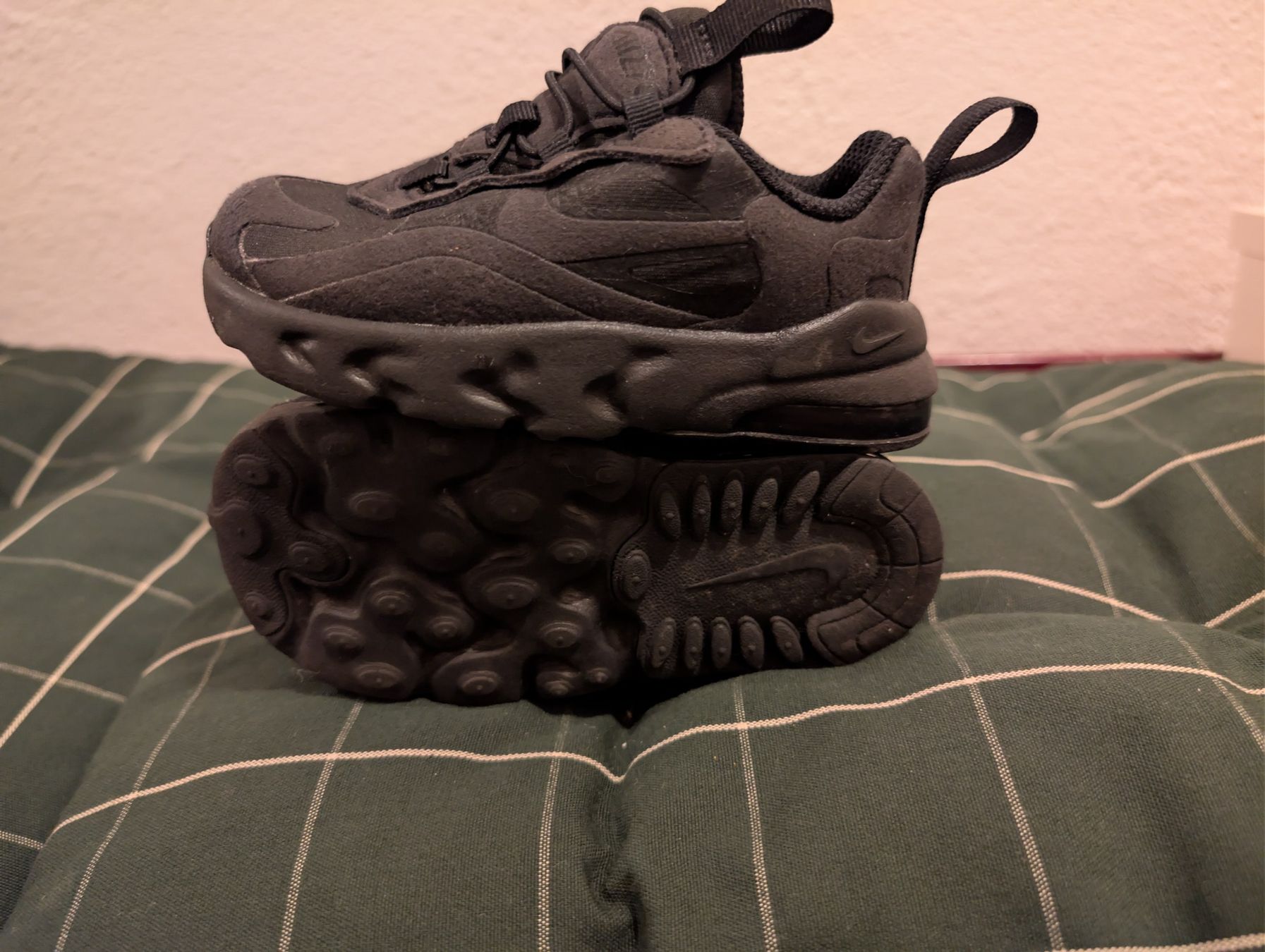 Nike Herrenschuhe: Baskets Nike Air Max 270 React Bébé - Pointure 22 - État Nic – Neu (gemäss Beschreibung) aus Daillens von cla_sj2w