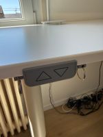 Bureau d'angle réglable électriquement