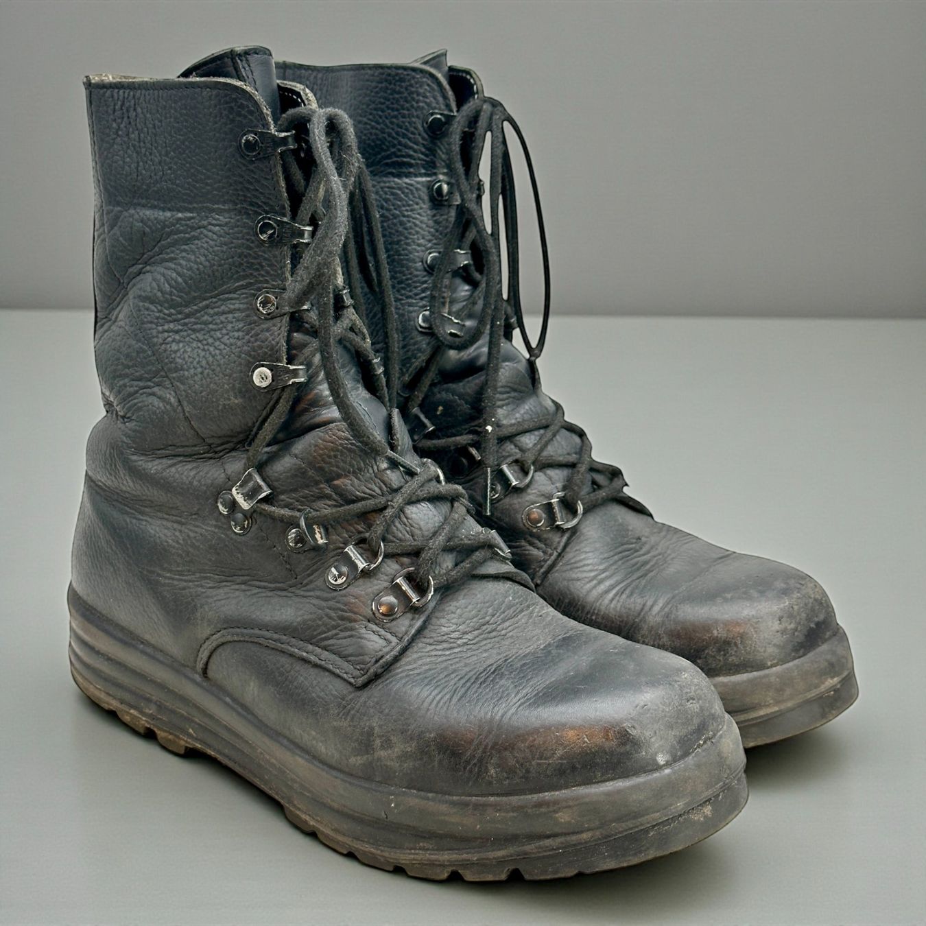 Minerva Scarpe da uomo: Bottes de combat Armée Suisse, Minerva. Pointure 43 / 285 – Usato da Morges venduto da vintix