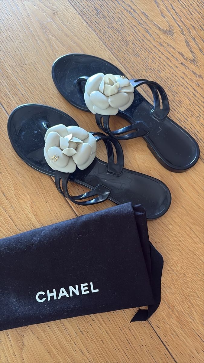 Chanel Scarpe da donna: Tong Chanel – Usato da Montreux venduto da princessleia