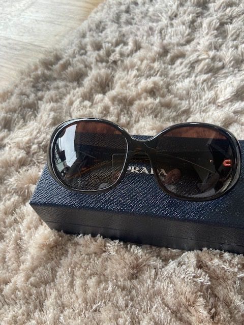 Prada Occhiali & Lenti: Prada lunettes de soleil – Usato da Châtel-St-Denis venduto da Miami1369