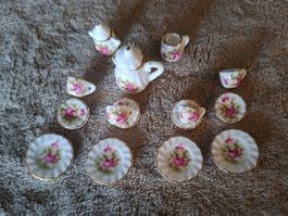 Herziges Service aus Porzellan mit Rosen-Motiv, Puppenhaus