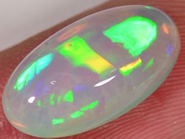 4.2 Karat - Ovaler Äthiopischer Welo Opal mit Streifenmuster