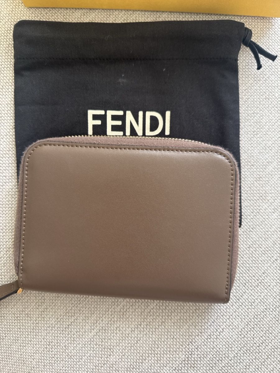 Fendi Portamonete: Fendi Portefeuille zippé – Nuovo (secondo la descrizione) da Les Acacias venduto da Janar 1