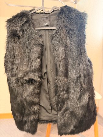 Blouson sans manches en fausse fourrure noire - Bershka