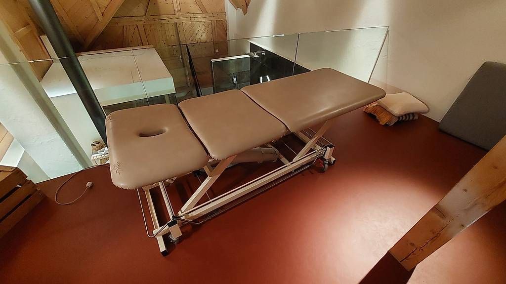 Liegen & Liegestühle: Höhenverstellbare Massageliege – Gebraucht aus Bauma von uim_7klr