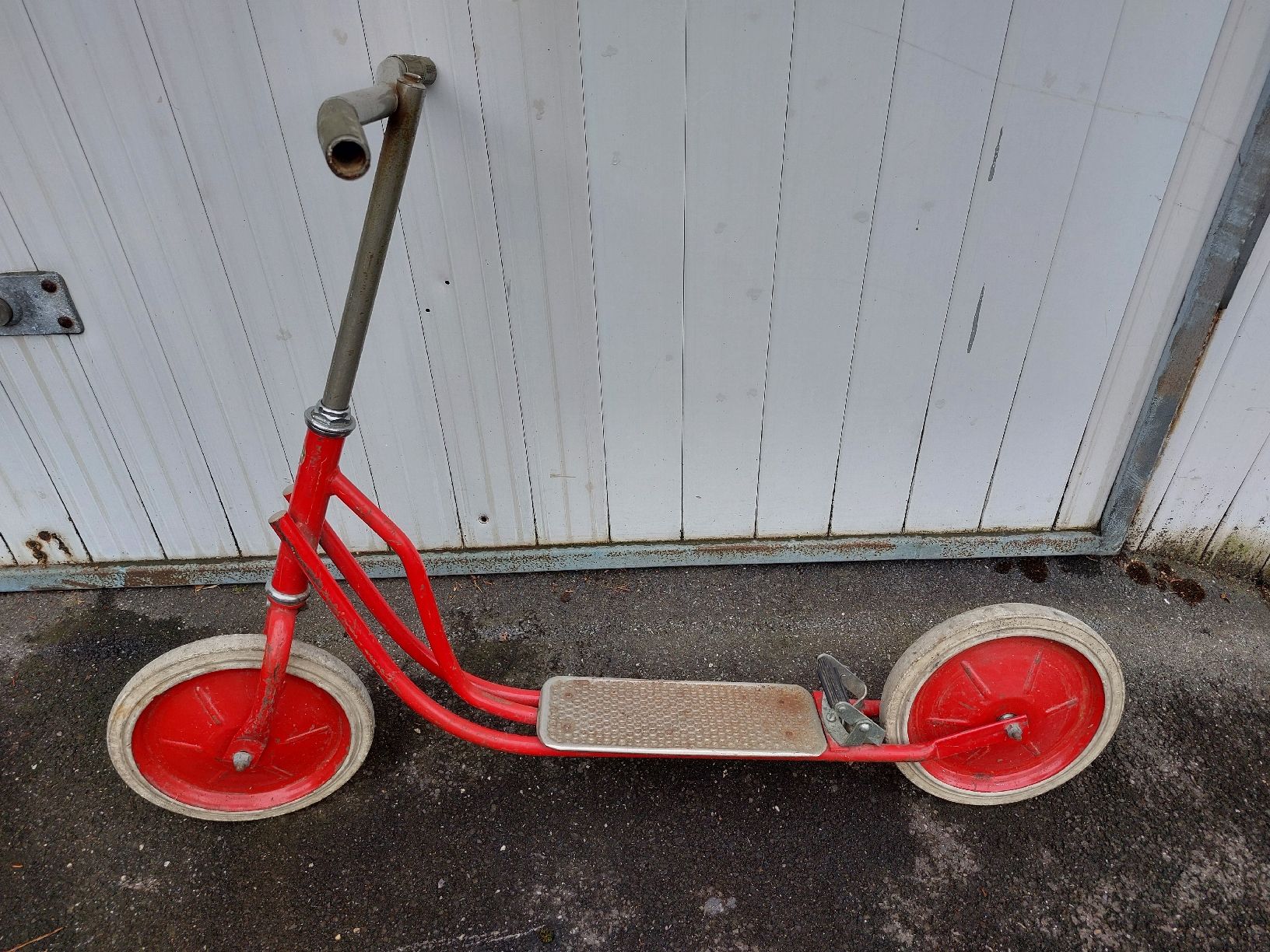 Fahrzeuge für Kinder: Schönes Vintage Kinder-Trottinet rot – Gebraucht aus Luzern von Legomusegg