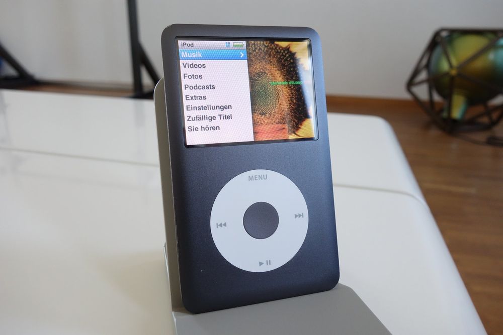 Apple iPod classic 80GB black and white mit neuem Akku | Kaufen auf Ricardo