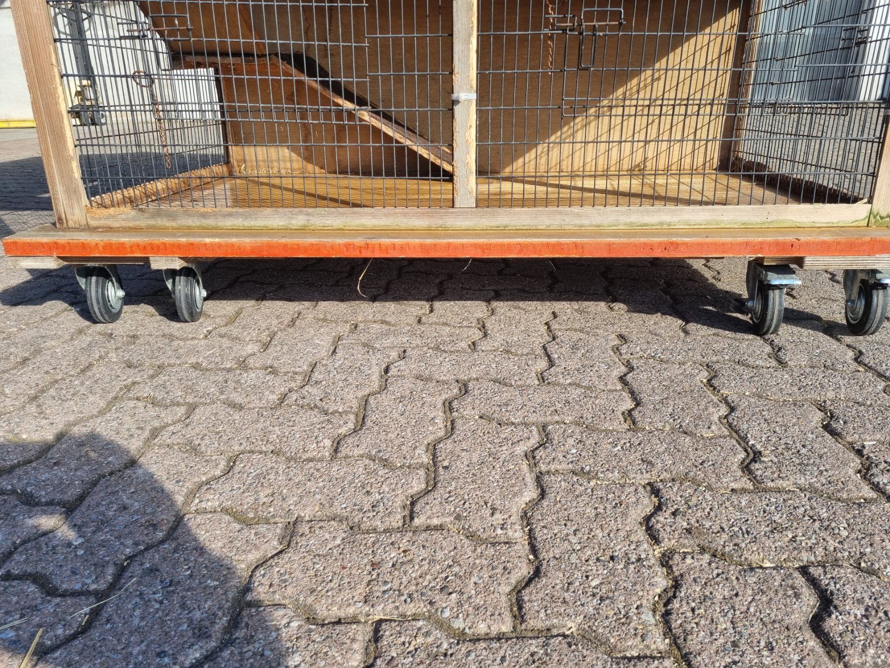 Cages, transport & sécurité: Kaninchenstall auf Rollen – D'occasion à Dürnten par BiniaR 8