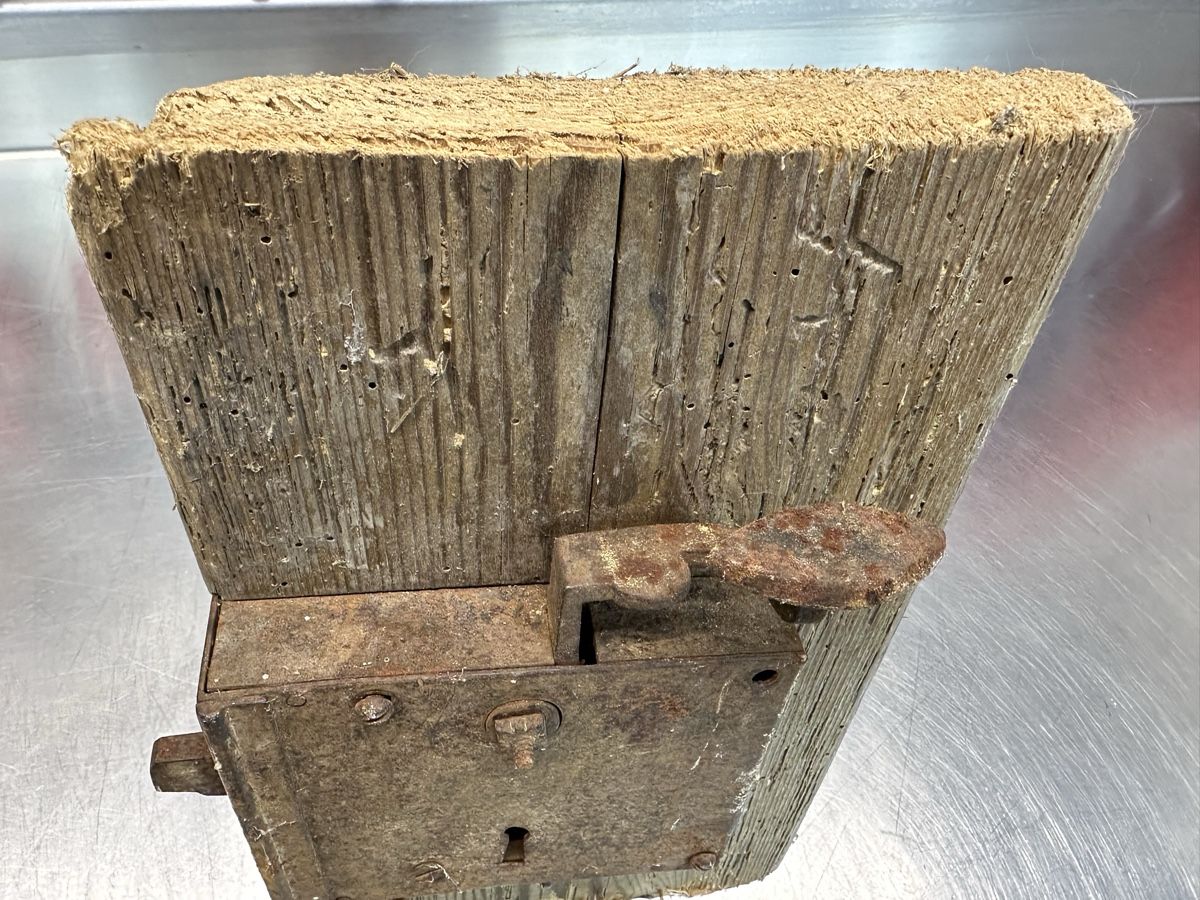 Cadenas: Antikes altes Türschloss mit Holz – D'occasion à Schwende par weesli 2