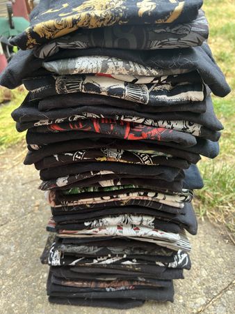 50 Black- und Deathmetal Shirts und 7 Hoodies