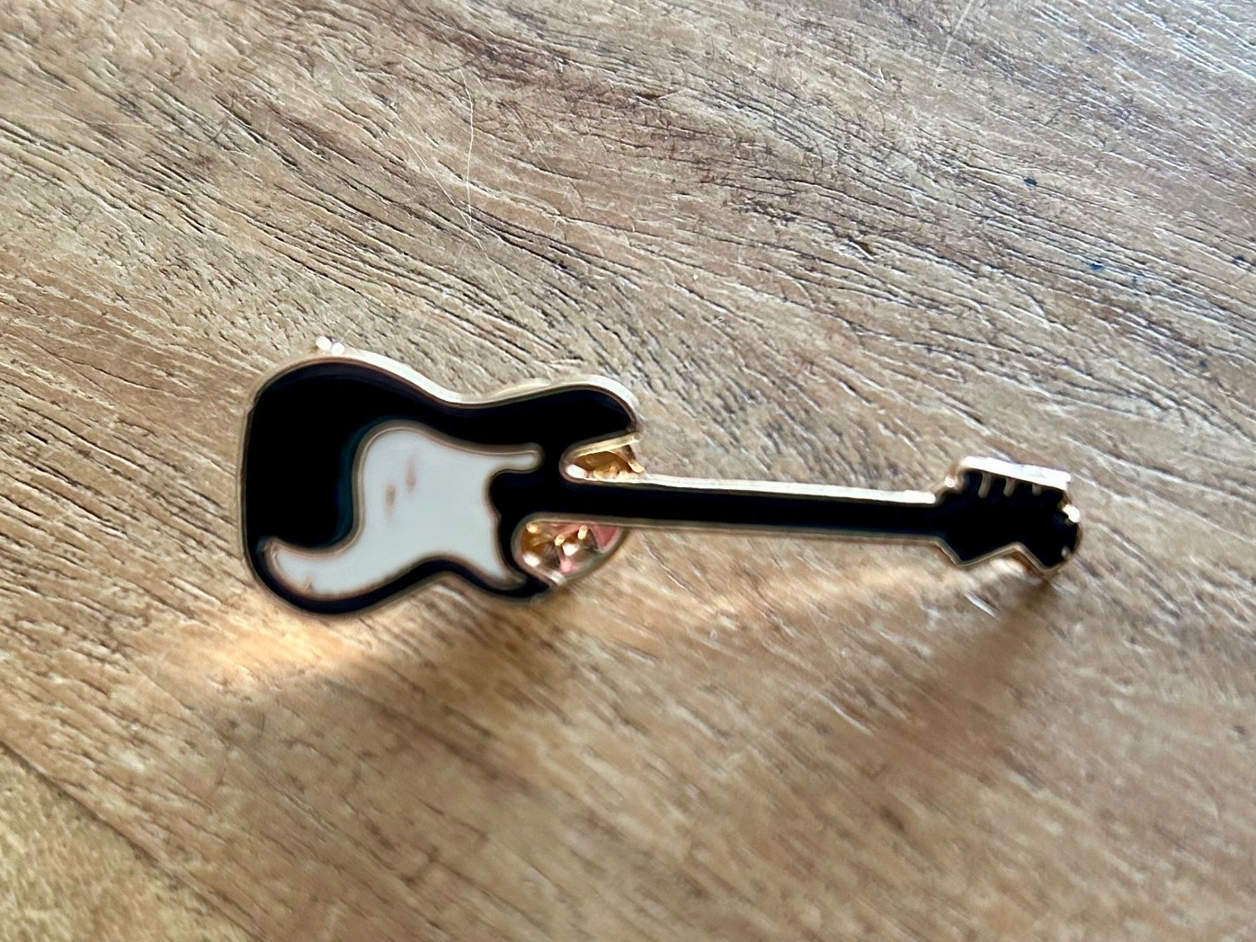 Plaketten & Abzeichen: Pin Gitarre – Neu und originalverpackt aus Geneve von vane267