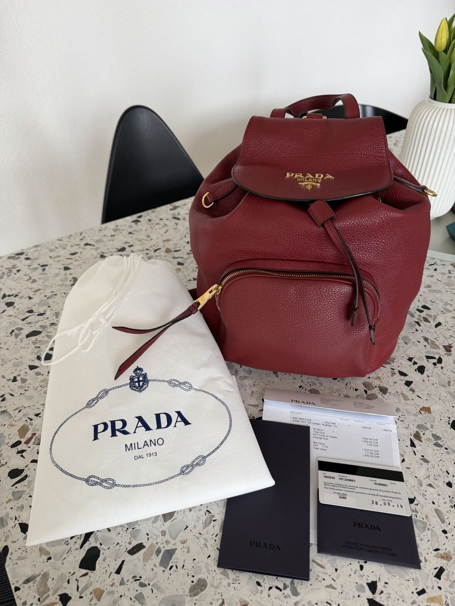 Prada Borse da donna: Prada Vitello Daino Bagpack Rubino – Usato da Zürich venduto da bgg 1
