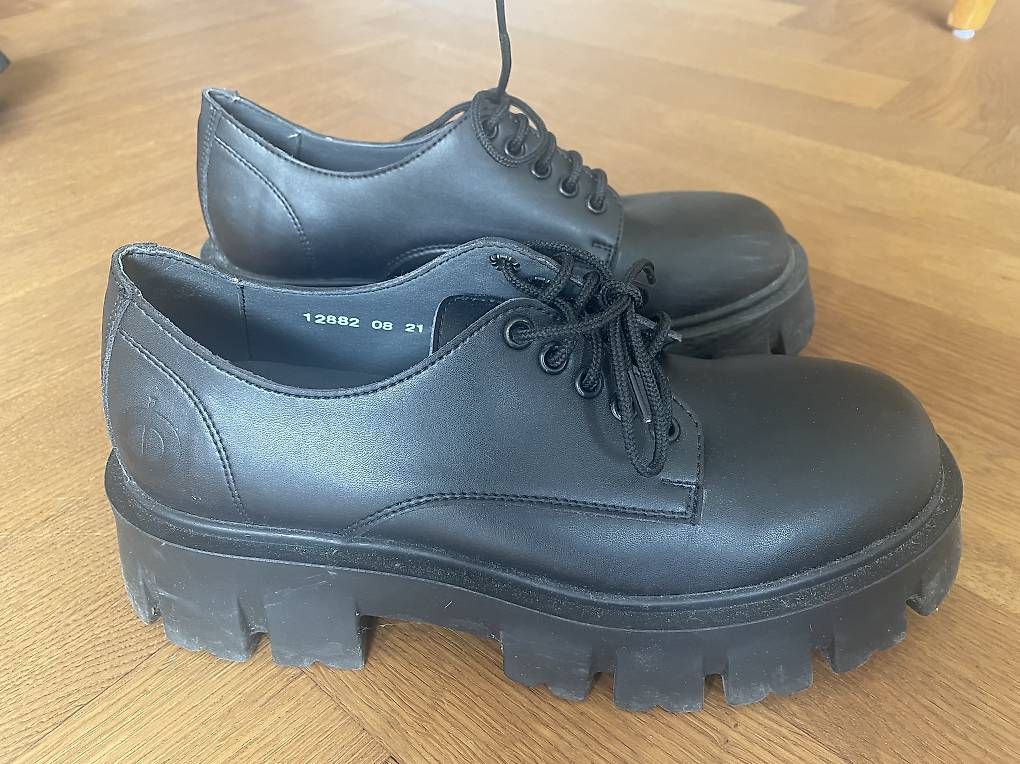Scarpe da uomo: Altercore Schuhe Gr 40 – Usato da Bern venduto da malui