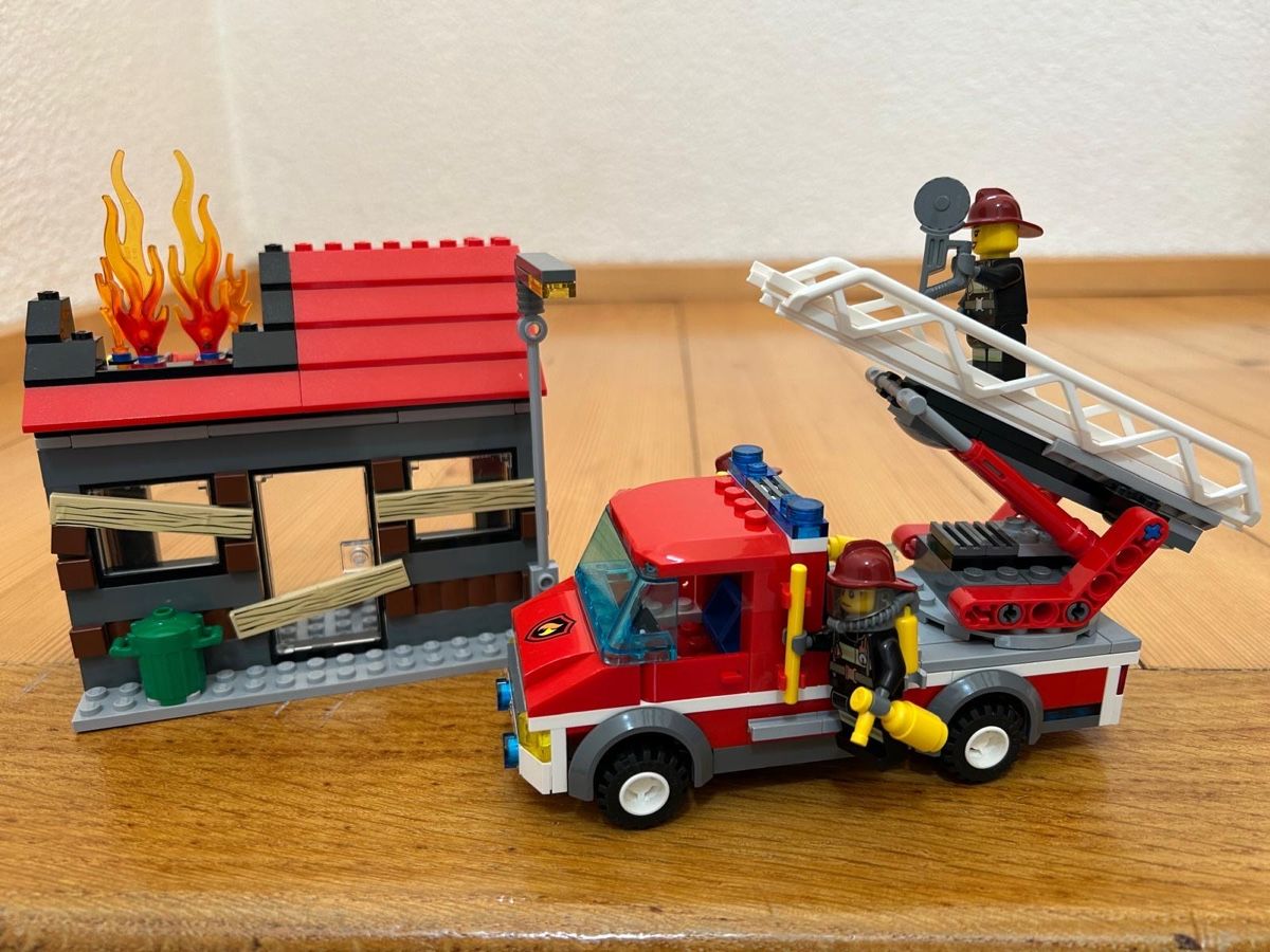 Lego Giocattoli: Lego feueralarm Set – Usato da Münchenbuchsee venduto da Jeff_the_Landshark 1