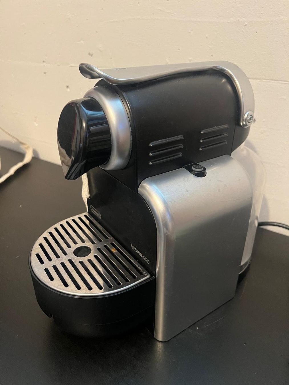 Nespresso Macchine per caffè & Macchine per espresso: Kaffeemaschine DeLonghi Nespresso Pixie schwarz silber – Difettoso da Würenlos venduto da Ustr 1