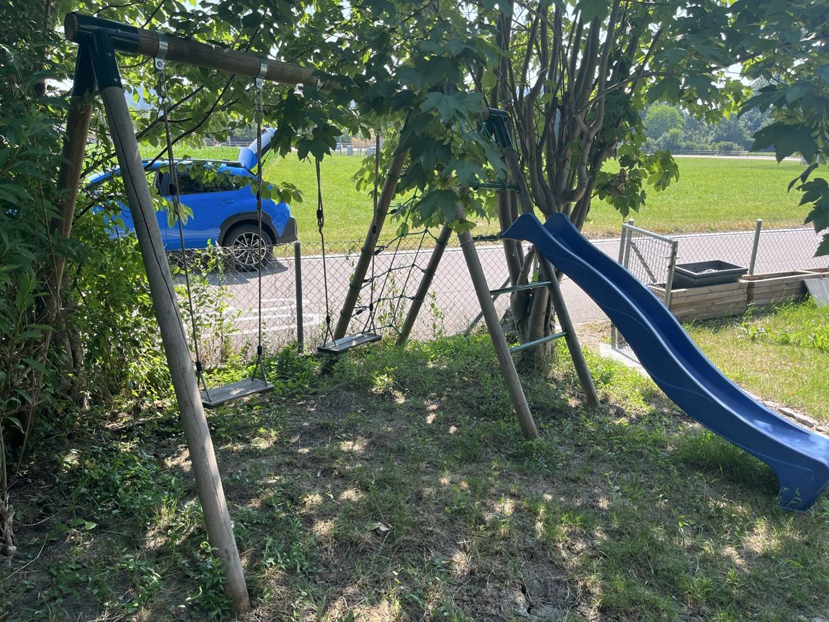 Altre altalene da giardino: Schaukelgerüst massiv mit Rutsche  – Usato da Frauenfeld venduto da Ericandreas