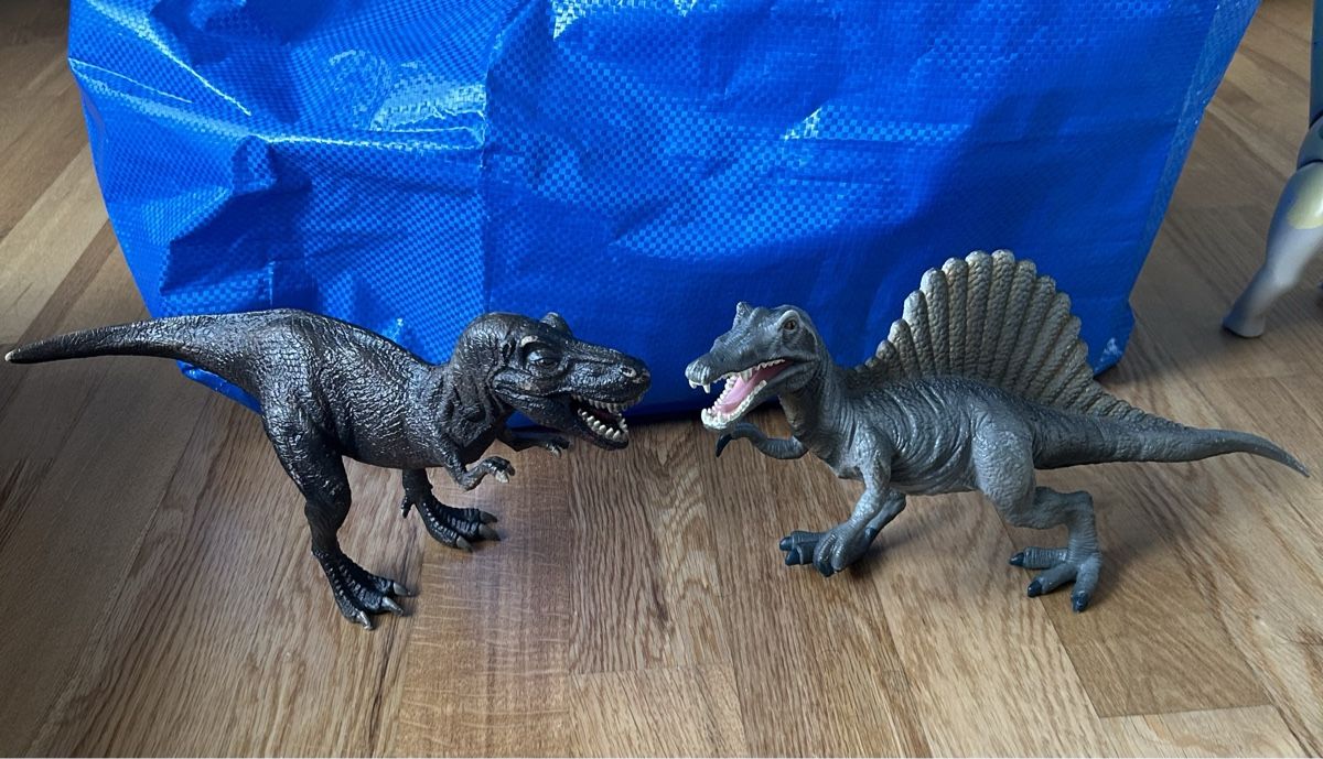 Statuette: T-Rex/Spinosauurus Figur – Usato da Basel venduto da Aysan9