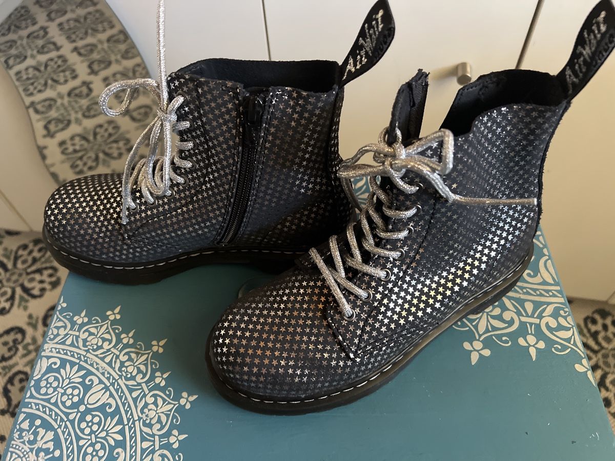 Dr. Martens Scarpe per ragazze: Dr. Martens Pascal Gr. 33 Sterne Boots Stiefel – Nuovo e nell'imballaggio originale da Wolfwil venduto da Vessie 3