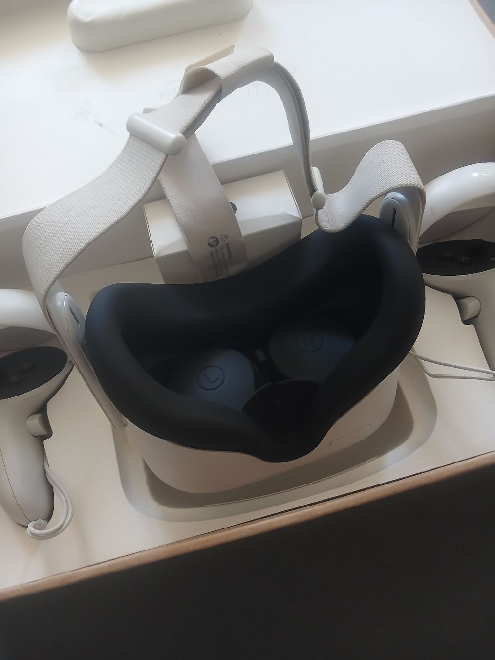 Meta Casco VR: VR Brille Meta Quest 2 mit Controllern – Usato da Pieterlen venduto da Ya0527yl 1