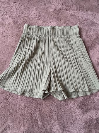 Kurze Hose Faltenbund hellgrün Grösse XS-L