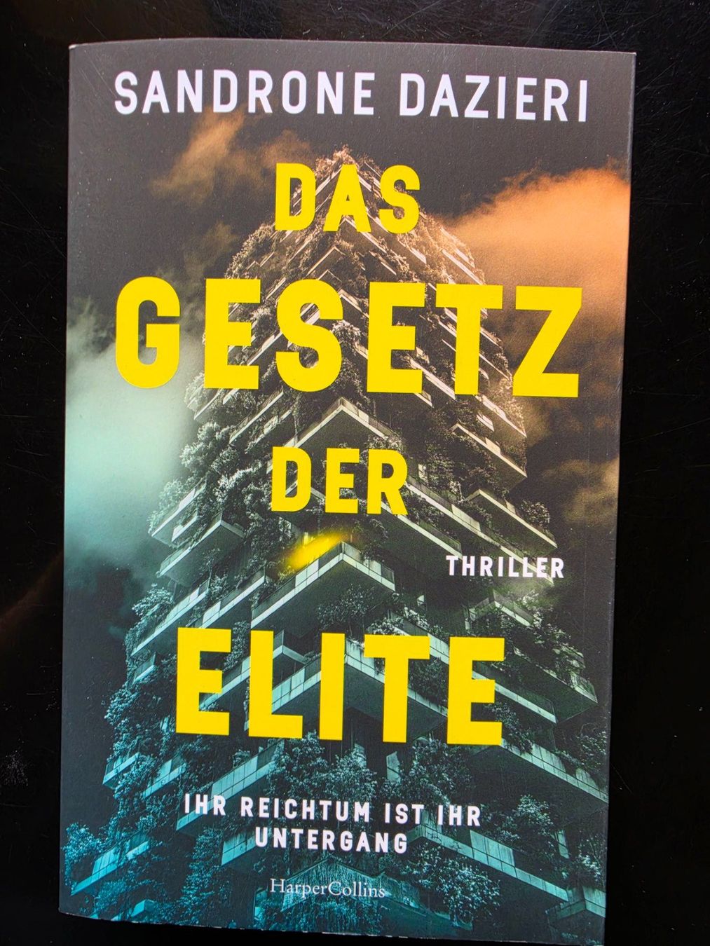 Bücher: Sandrone Dazieri   Das Gesetz der Elite – Gebraucht aus Arosa von horseracing
