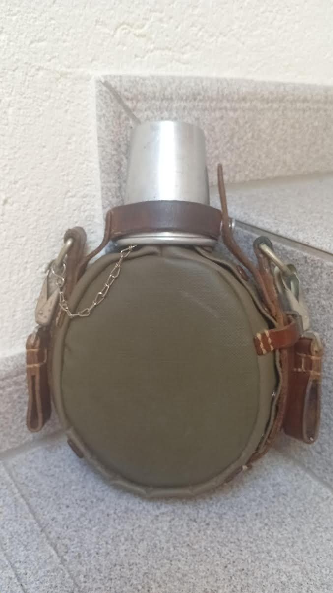 Armée suisse Equipement & pcs de rechange: Feldflasche Leder Schweizer Militär – D'occasion à Salez par Robe12