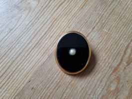 Biedermeier goldgefüllte Brosche mit Onyx & Perle um 1850