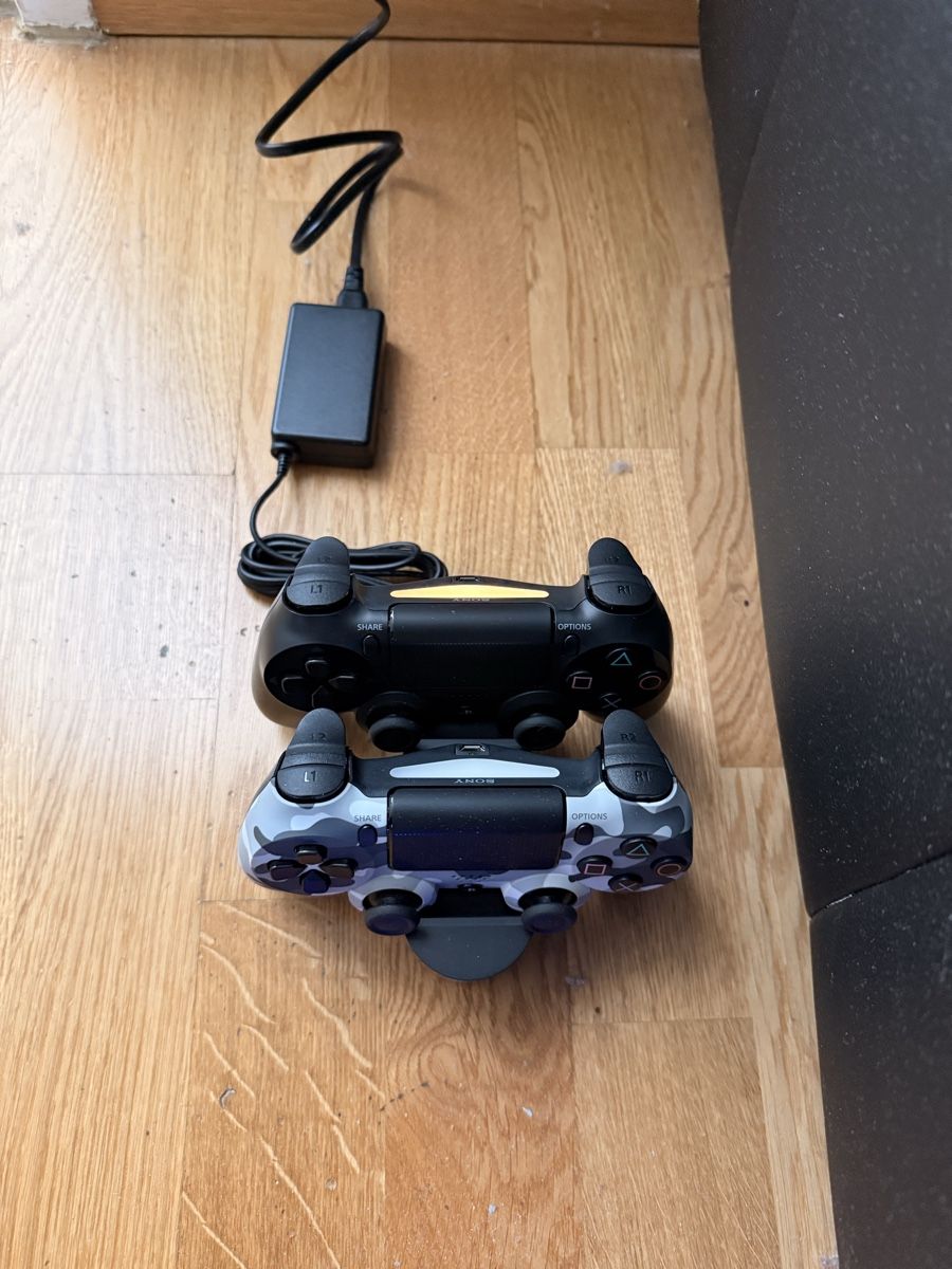 Sony Console: PS4-Konsole mit 3 Controller, Ladestation für Controller – Usato da Zürich venduto da mic_v2gm 1