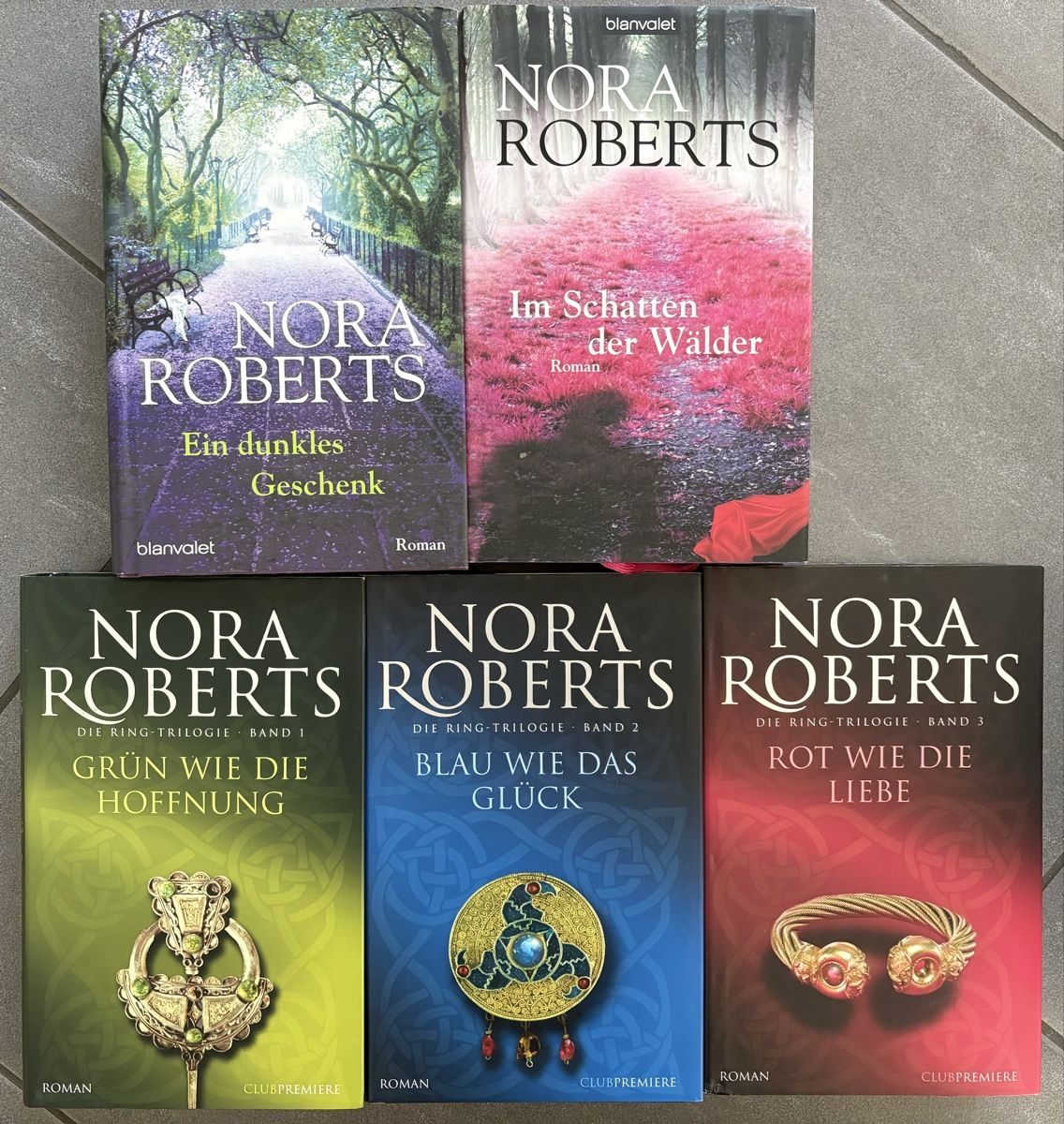 Libri: Nora Roberts Paket (25 Stk.) – Usato da Kestenholz venduto da Cool2008