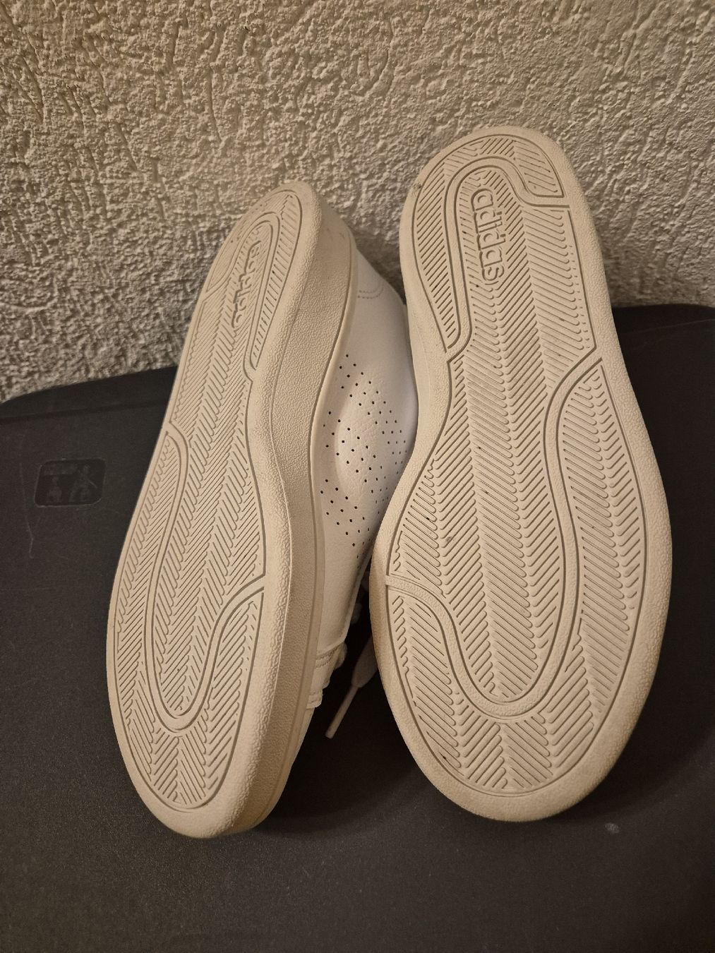 Adidas Scarpe da uomo: Weisse Adidas Sneaker, Grösse 36   – Usato da Grindelwald venduto da Sala33 2