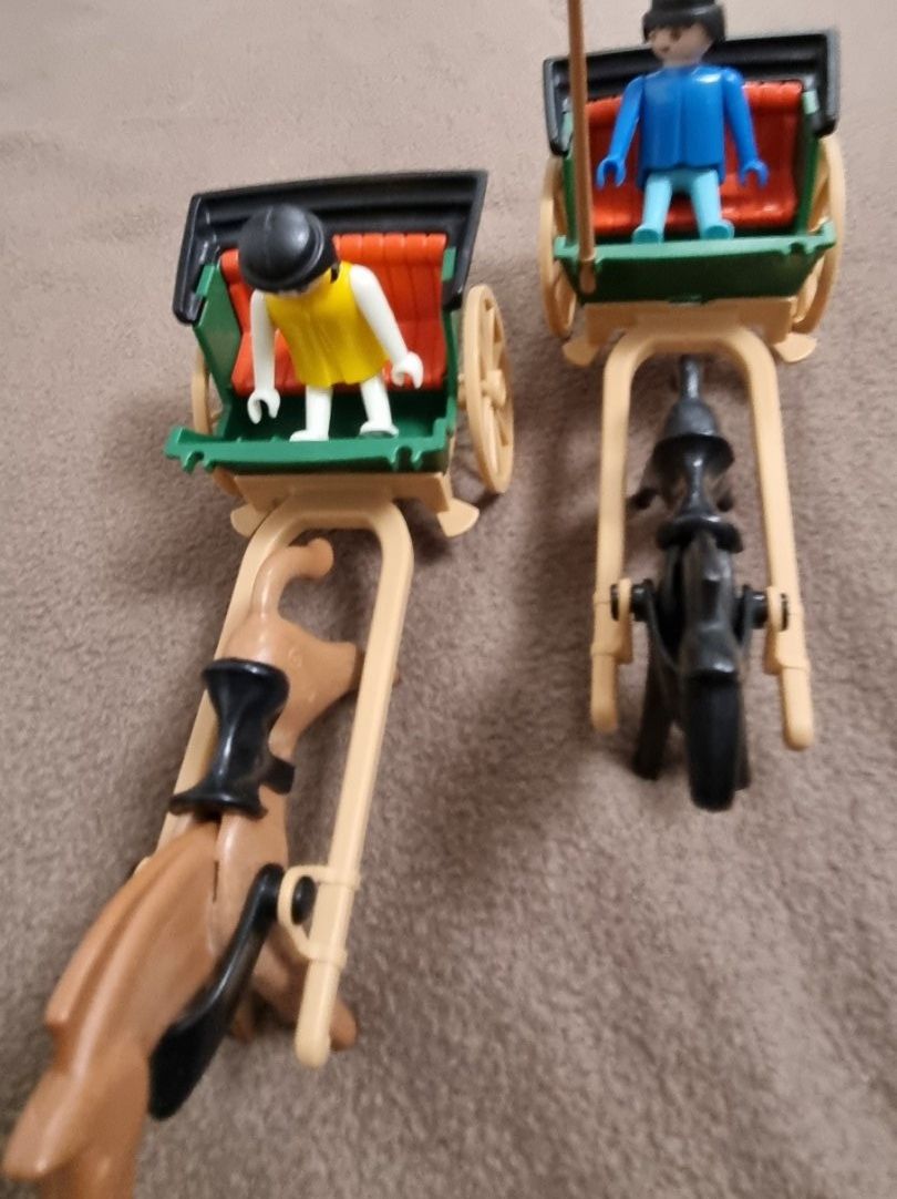 Playmobil Spielzeuge: Playmobil 2 Kutschen mit Pferden – Gebraucht aus geroldswil von Gumball1 2