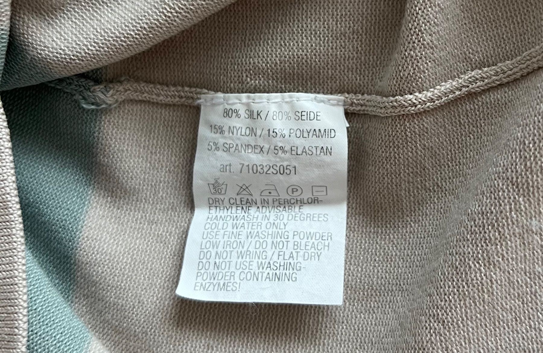 Maglioni & Felpe: Schöne Seiden Strickjacke mit Farbblockmuster, Grösse S – Usato da Uster venduto da Family_Boutique 2