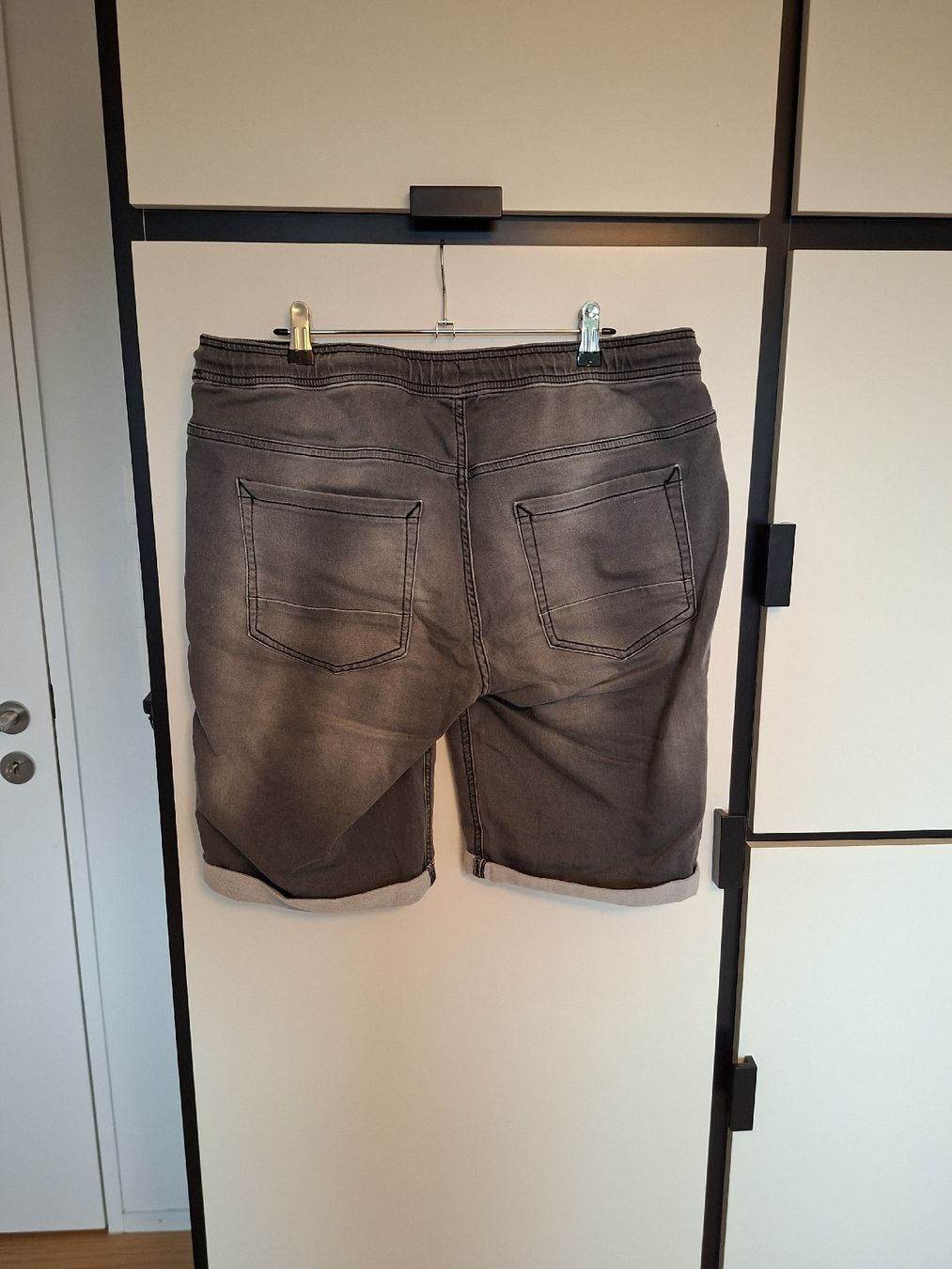 Pantaloni: Denim 1982 Shorts, Grau, Grösse M, – Usato da Teufen AR venduto da FelixKlose 1