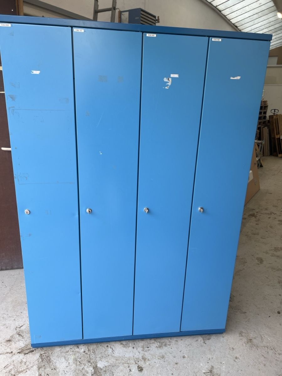 Armadi: Spinnt/ Garderobe blau 4 Türig – Usato da Rorschach venduto da TimelessTrading