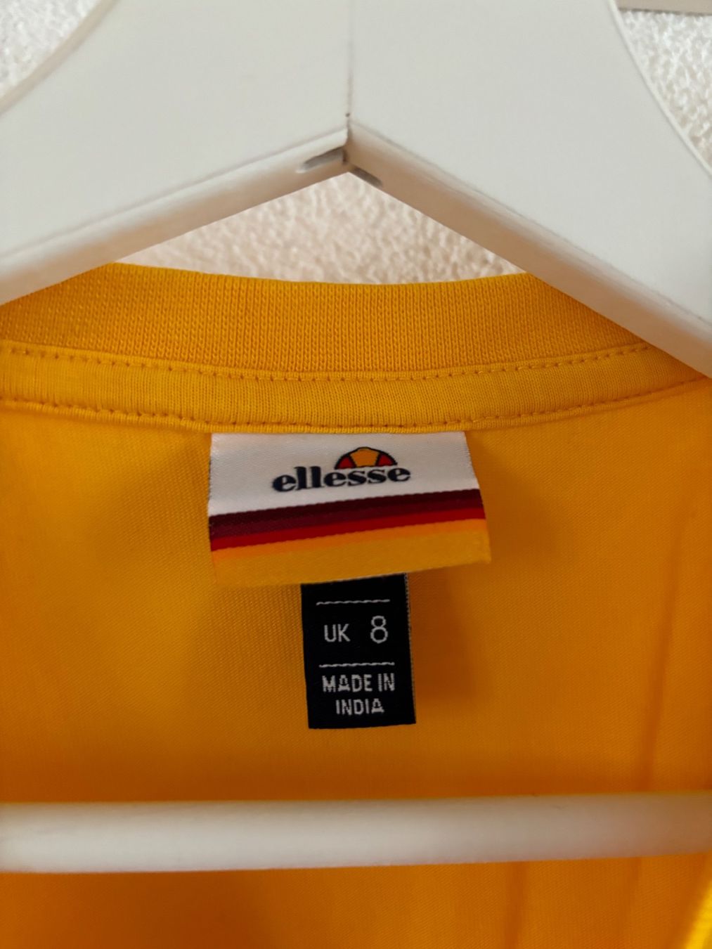 Ellesse T-shirt: T-shirt jaune "Ellesse" – Usato da Grandvillard venduto da Elsa.Del 2
