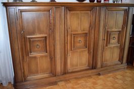 Antiker, hochwertiger Wohnzimmerschrank, massiv