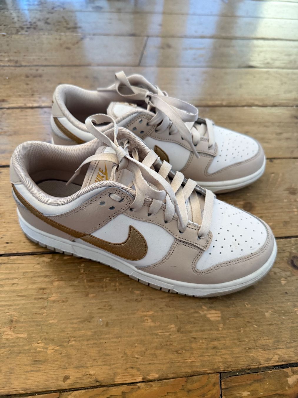 Nike Scarpe da donna: Nike Dunk low beige/weiss/gold Grösse 38 – Usato da Zuchwil venduto da jabie 4