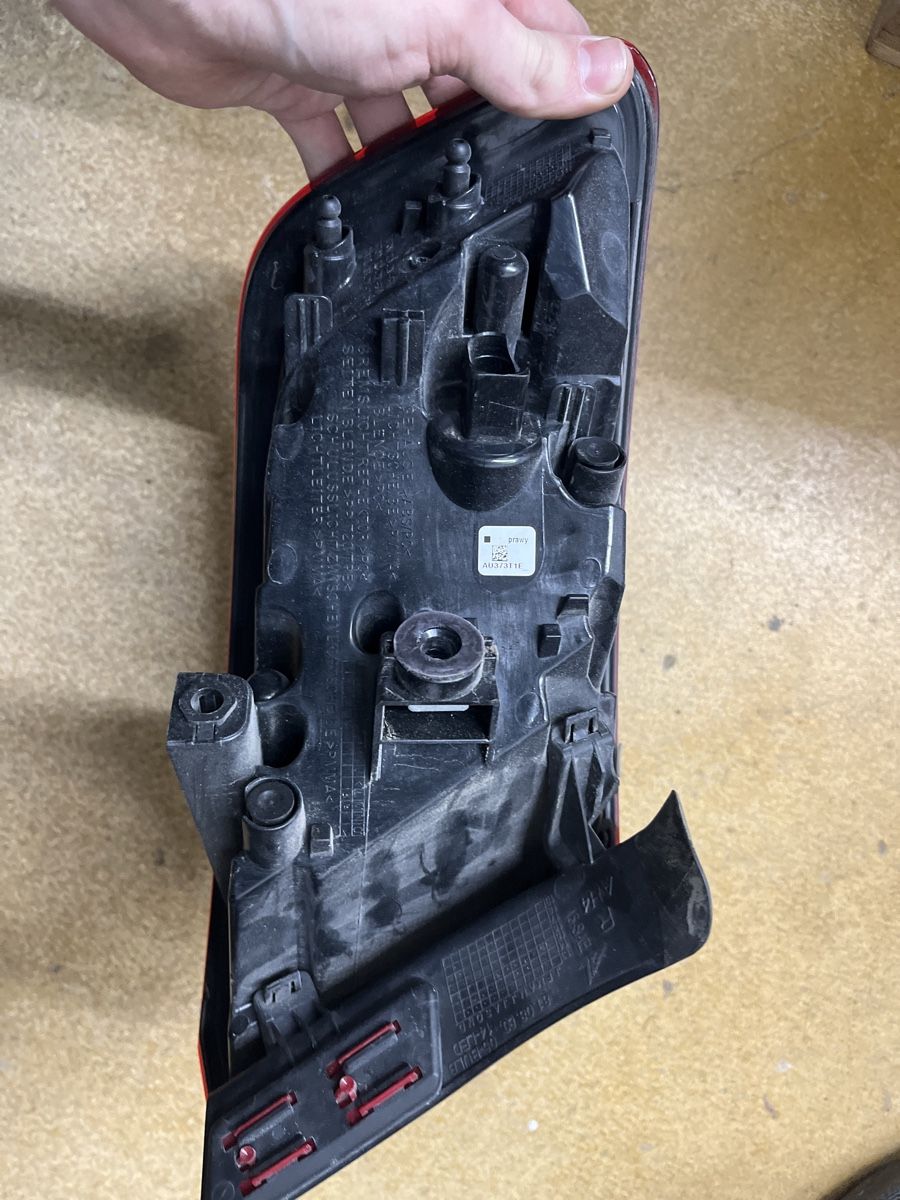 Audi Tutti pezzi di ricambio auto: 8V4945096D Original Audi A3 Heckleuchte – Usato da Ballwil venduto da Bueri23 1