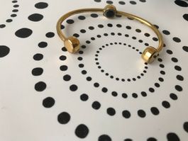 Bracelet vintage doré avec pierres noires, chic!